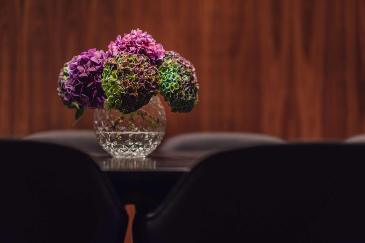 Radisson Collection, Strand Hotel, Стокхолм Екстериор снимка A flower vase