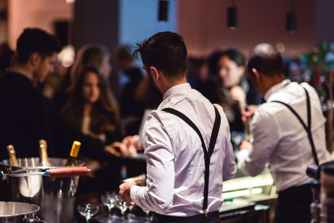 Radisson Collection, Strand Hotel, Стокхолм Екстериор снимка Bartenders at work