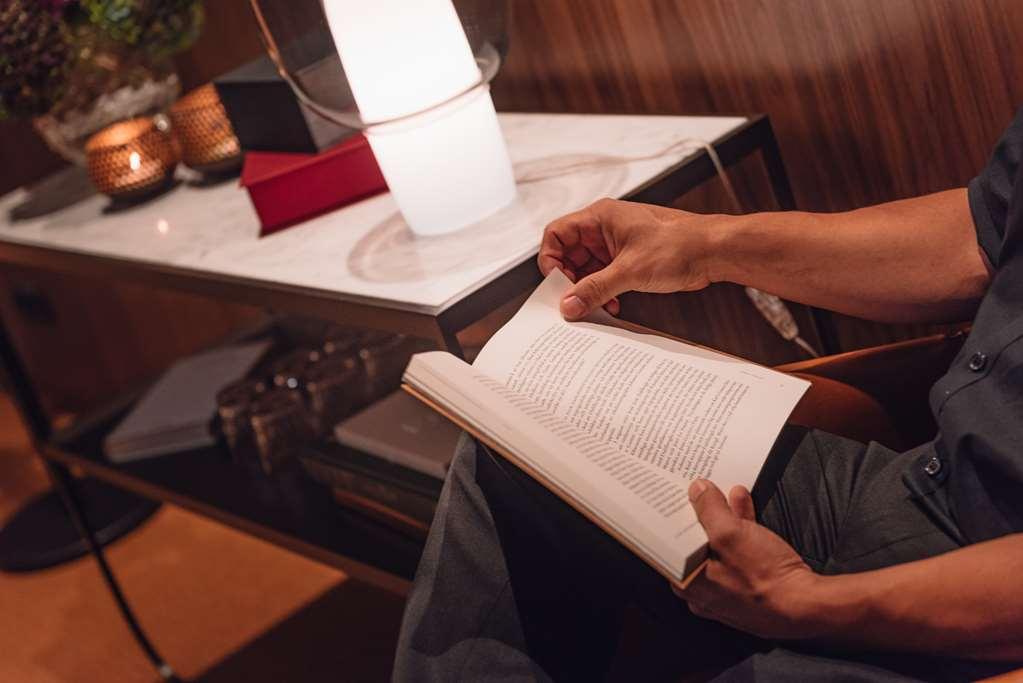 Radisson Collection, Strand Hotel, Стокхолм Екстериор снимка A person reading a book